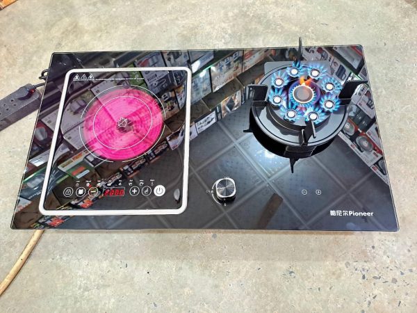 Pioneer gas stove with a built-in induction cooker